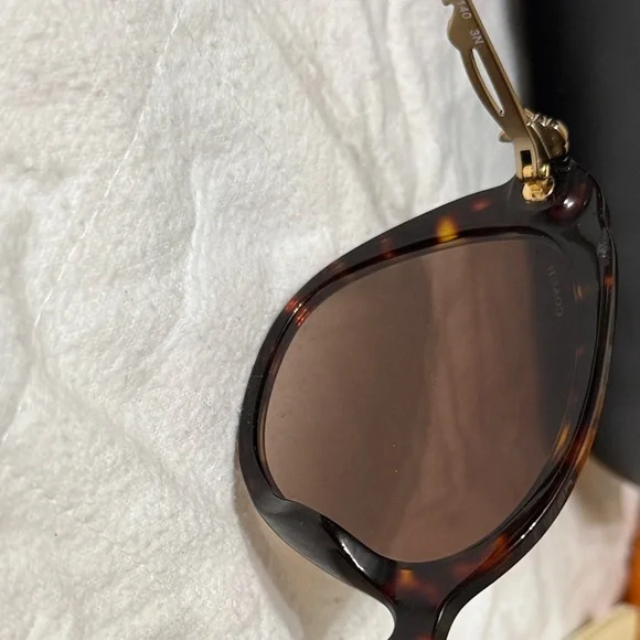 Coach Tortoise Shell Sunglasses with Black Case display picture 3